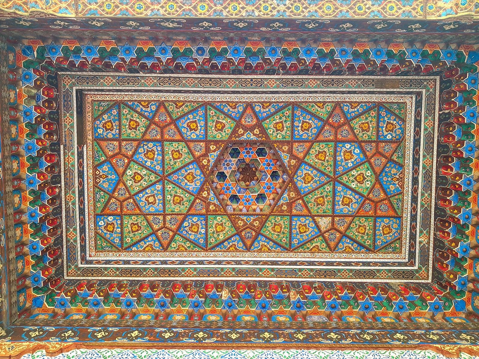 Muzey zalidagi naqshli shift