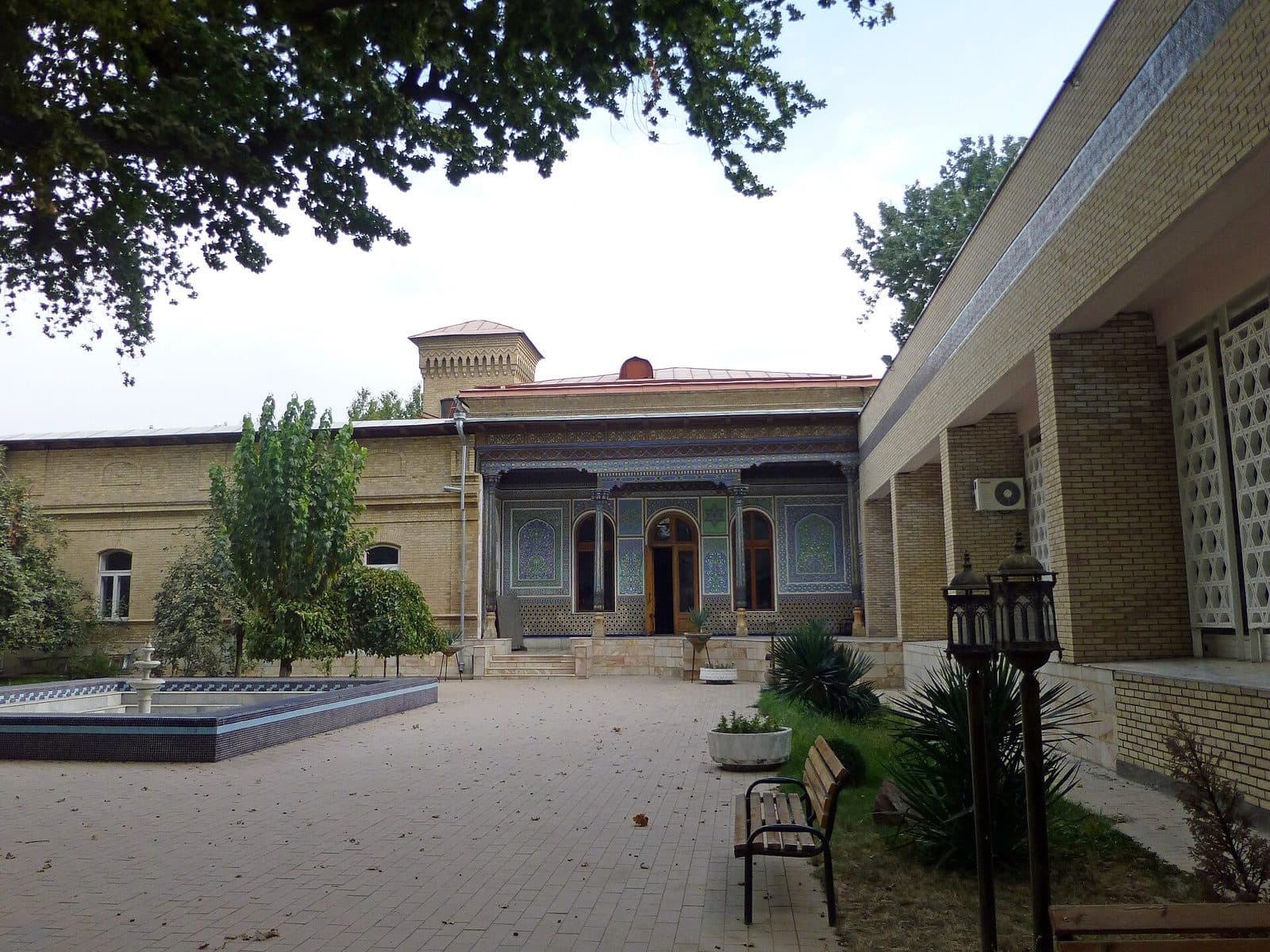 Amaliy sanʼat muzeyi hovlisi
