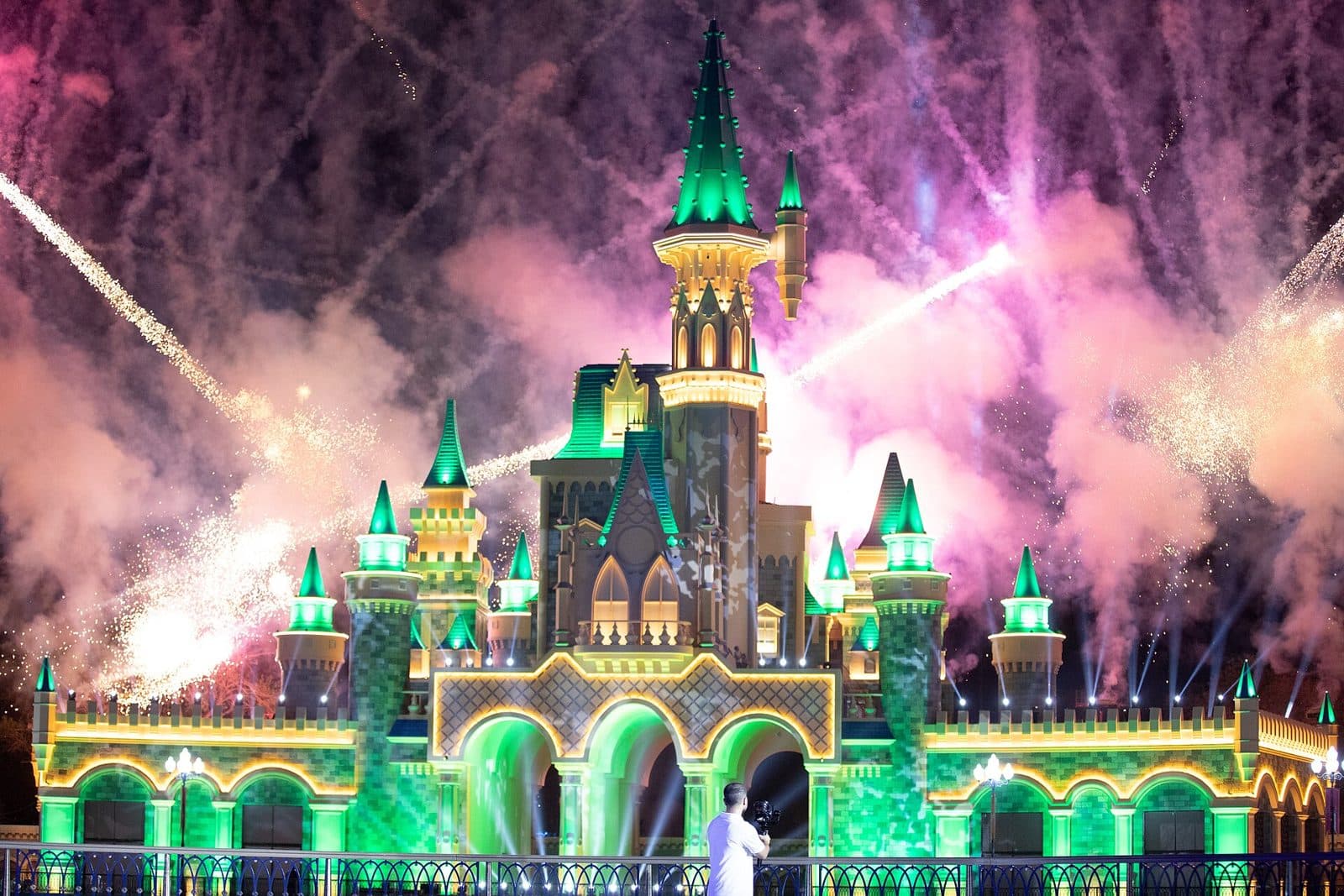 Kechqurun Magic City qasri ustida mushakbozlik