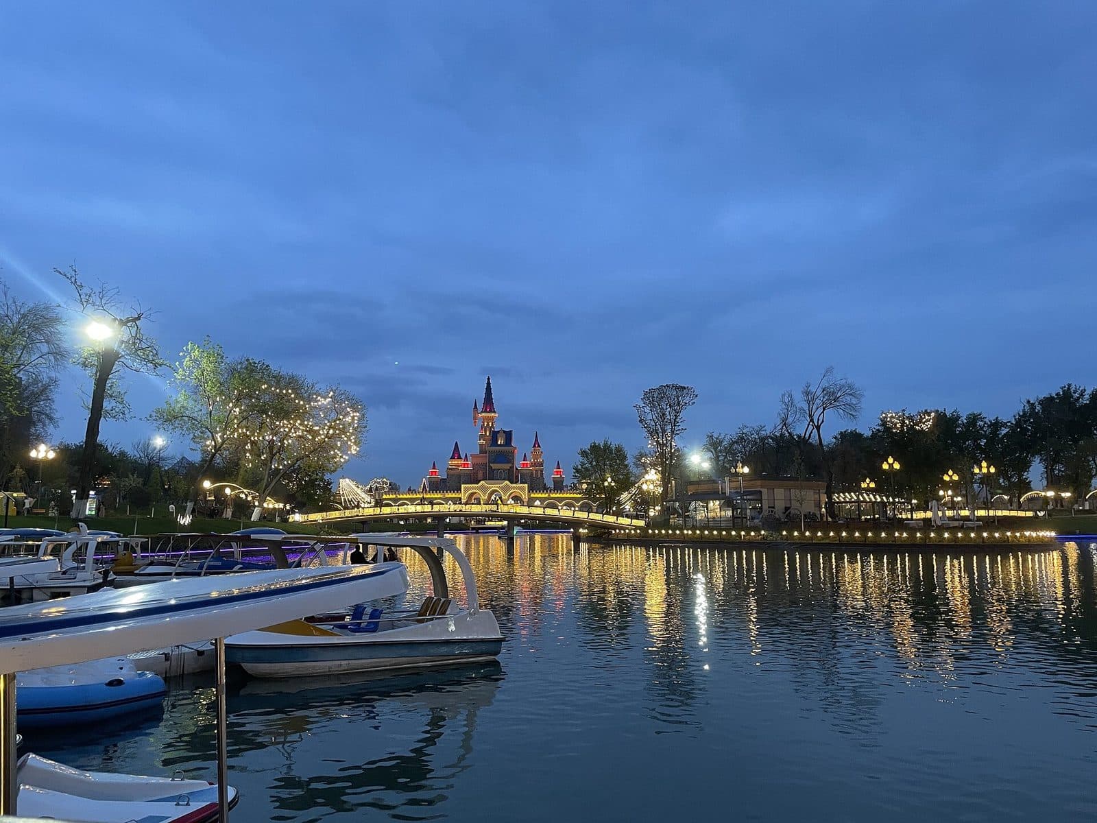 Shom paytida koʻl va uzoqda Magic City qasri
