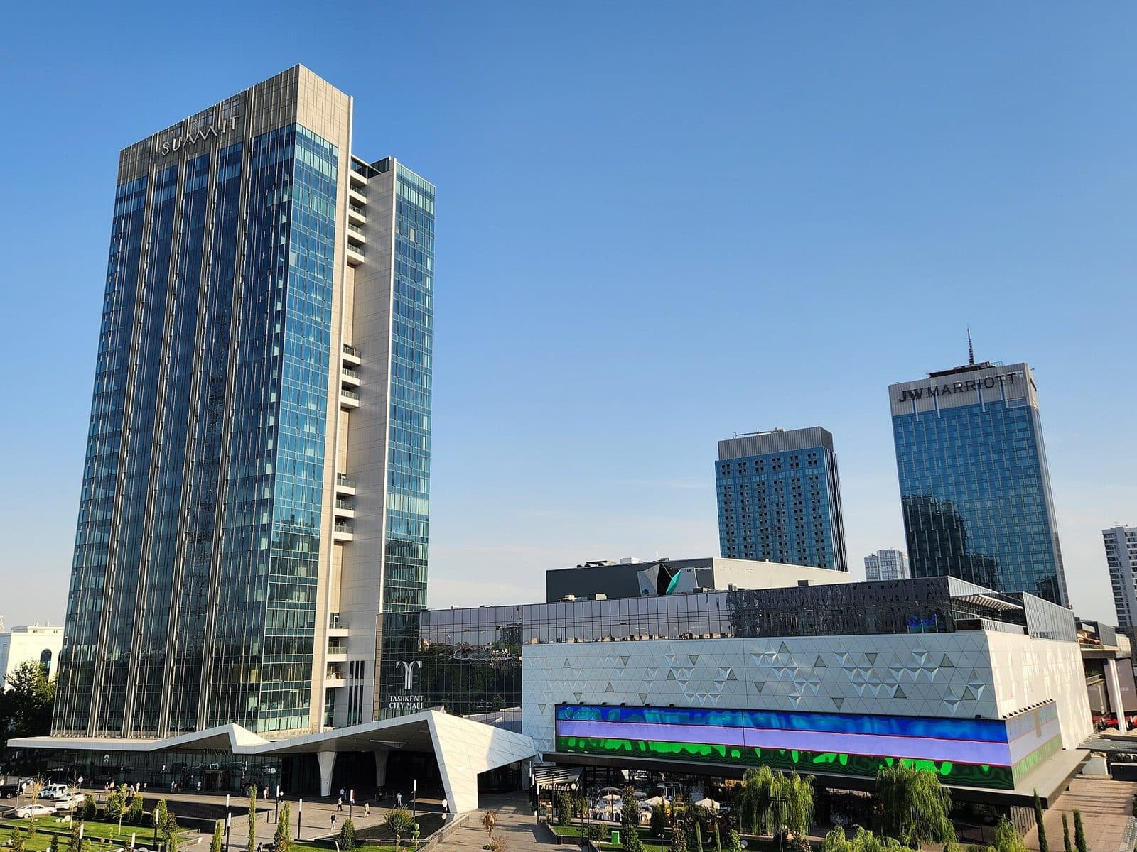 Здание Tashkent City Mall и башни Tashkent City