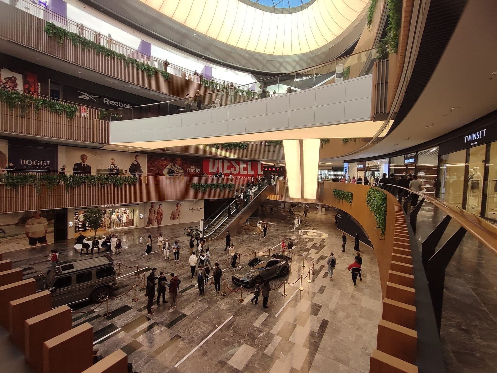 Tashkent City Mall ichidagi atrium