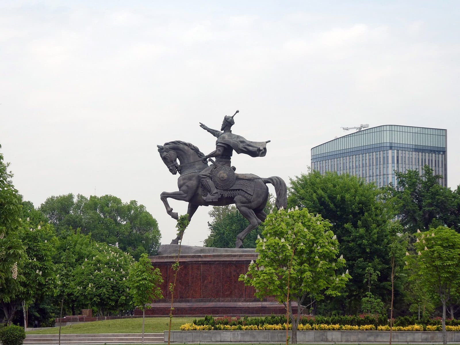 Amir Temur haykali